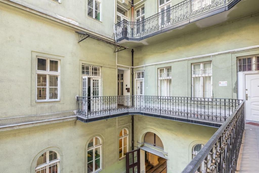 Jozsef-Corvin Central Budapest Bagian luar foto